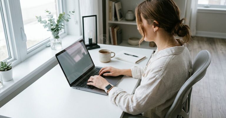 Business voicemail greetings: professional tips and examples
